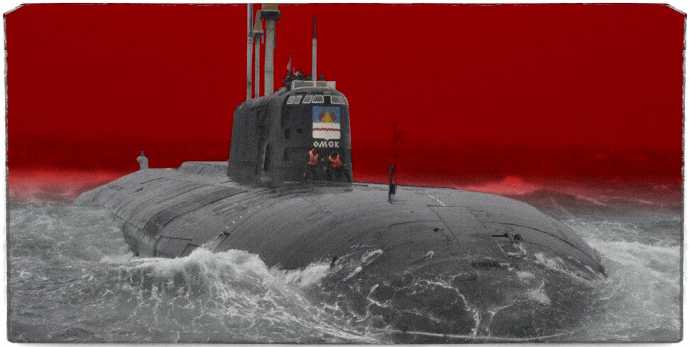 Источник: drive2.ru.
В кадре атомная подводная лодка проекта 949А, который лёг в основу проекта 09852, известного нам как "Белгород". С точки зрения визуальных различий, то их два - серьёзно доработаны обводы корпуса, но главное - увеличена длина корабля, что ставит его в один ряд с крупнейшими АПЛ в мире, включая легендарные "Акулы".