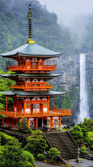 Великолепный вид на буддистскую святыню и высочайший в Японии 133-метровый водопад.