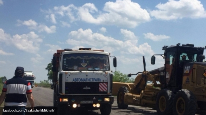 Палаточник с большой дороги: Саакашвили перебрался работать на трассу