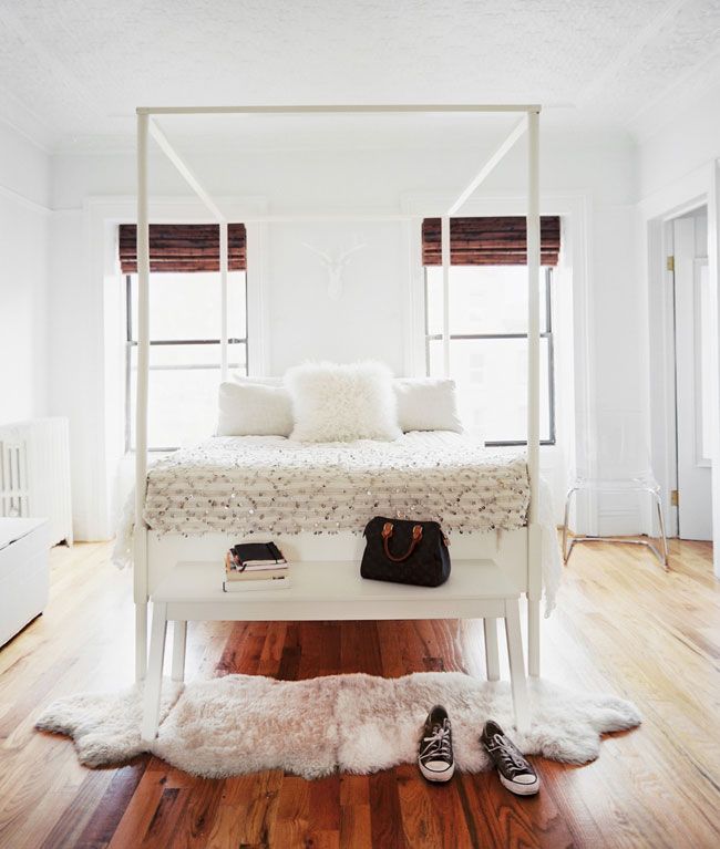 Светло-коричневый пол в белой спальне