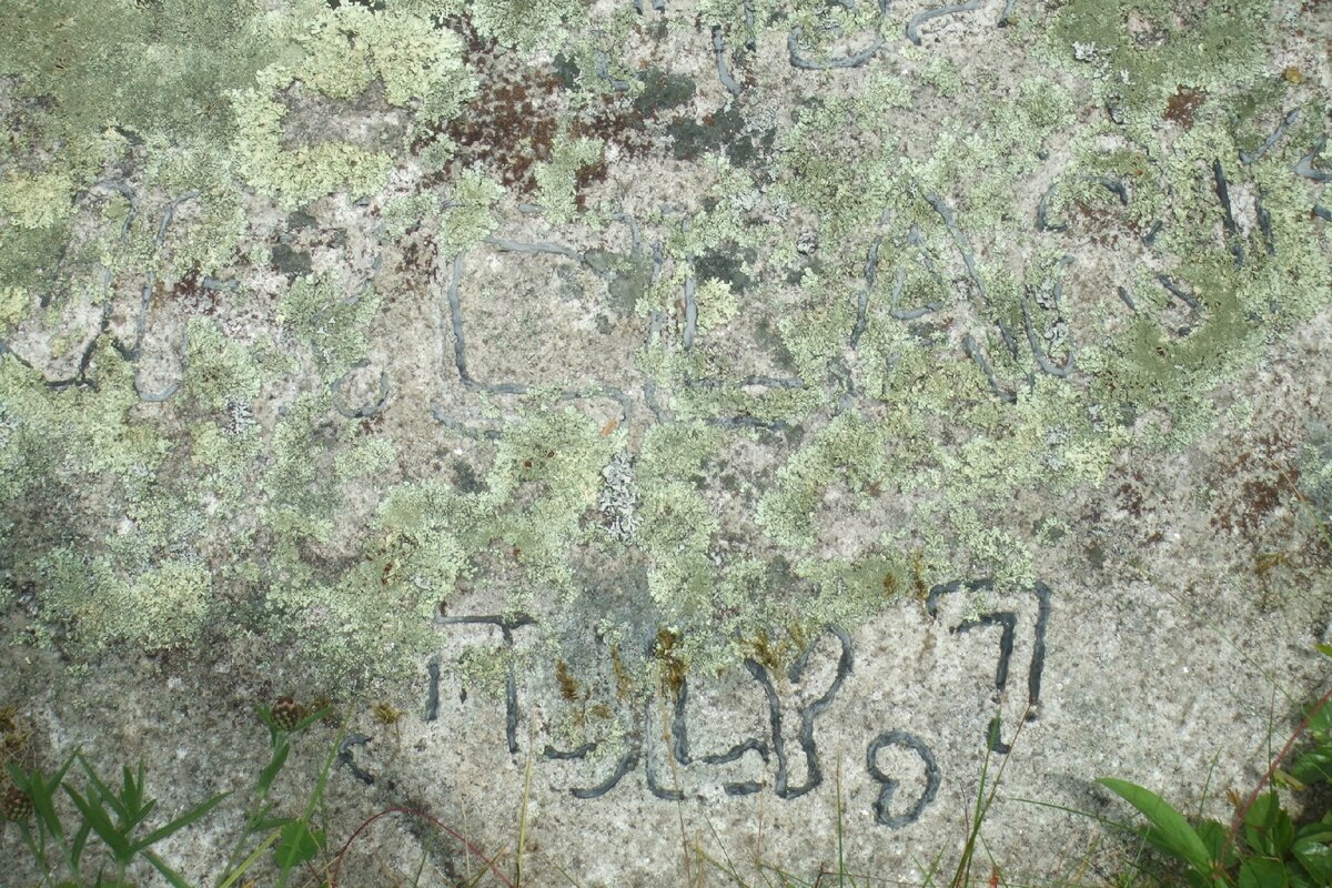 Зашифрованная надпись на одном из таинственных камней острова Оук