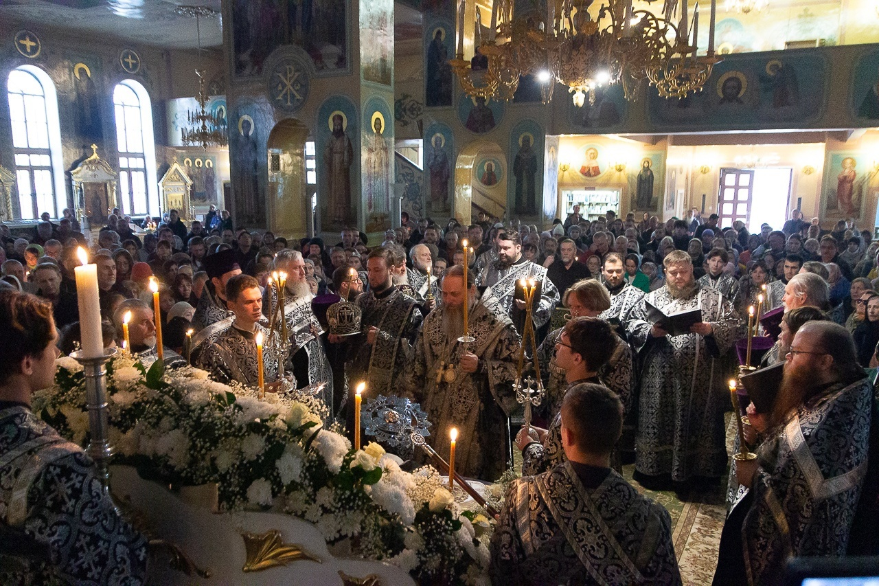 Сотни горожан пришли на пасхальные богослужения в Новосибирске
