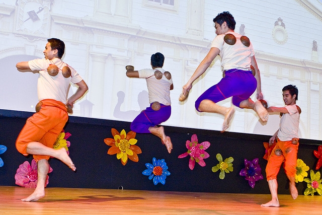 Филиппинский танец в костюмах с кокосами