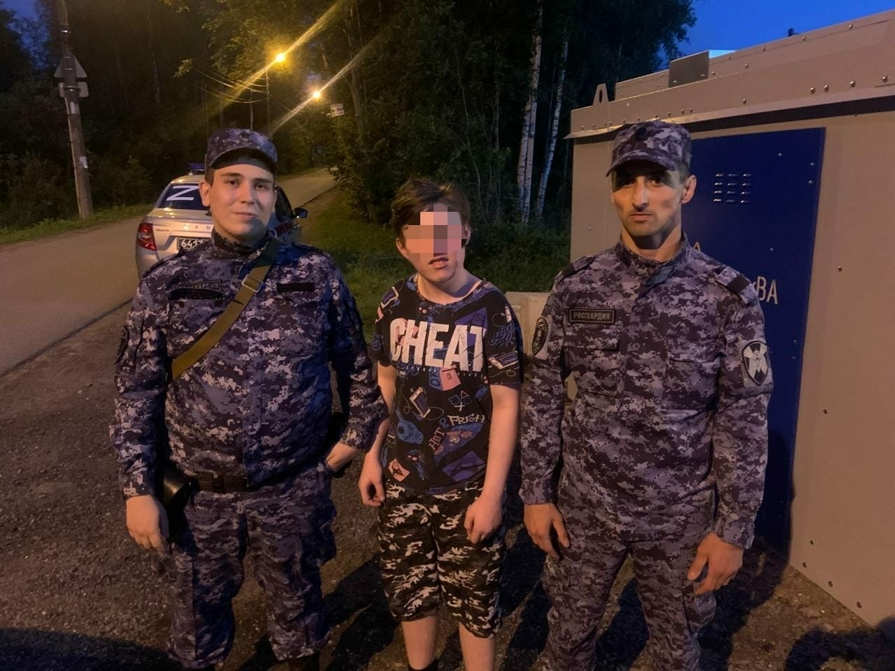 В Петербурге росгвардейцы нашли сбежавшего подростка в 30 км от детского лагеря