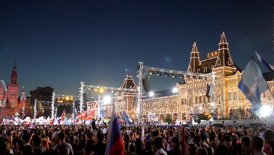 Традиционно День России завершится концертом на Красной площади и салютами в городах