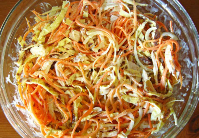 Жарим омлет и добавляем в капусту: сытный салат к обеду