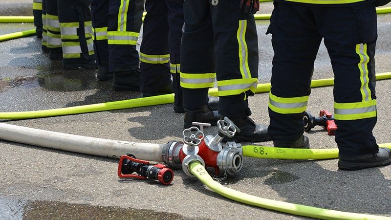 Пожар охватил офисное здание рядом с футбольным полем в подмосковном Домодедово