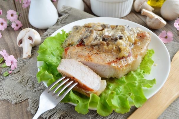 Ароматное мясо под грибочками — шикарное блюдо