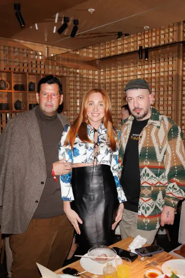 Евгения Медведева с женихом, Стеша Маликова, Елена Летучая и Артемий Лебедев на открытии ресторана Motto Azabu Иванов, Артемий, Мария, Алёна, Михаил, Барышников, Берман, Стеша, Медведева, КушнерКлим, Долидзе, ШипенкоЯн, Яновский, КаминМаксим, ЛиеваПавел, Маргарита, ресторатор, Дмитрий, ЗемскаяМарина, ВикулиныЕкатерина