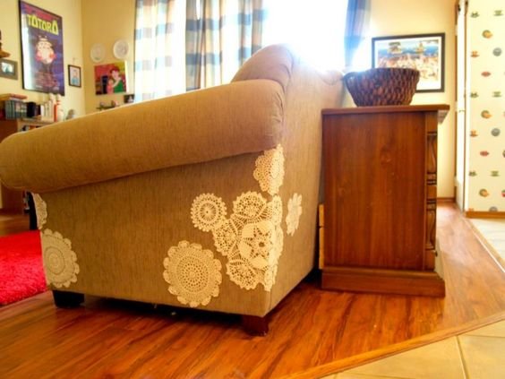 Мастерица придумала, как обновить испорченный котом диван. Получился настоящий шедевр! дивана, можно, Вредный, разных, стать, украшением, дивана ,  Кружевная, салфетка, отлично, прикроет, дырки, потертости Стильные, заплатки, обрезков, ткани, расцветок Вставки, фактур, также, искусственной
