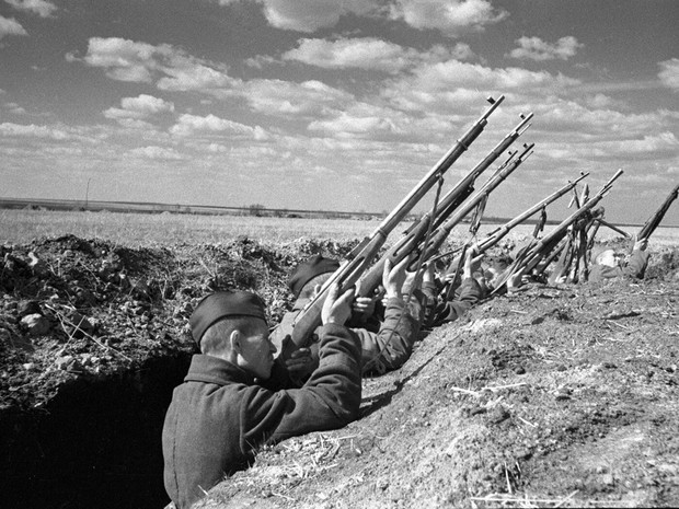 Подвиг Василия Теркина: реально ли сбить самолет из винтовки 