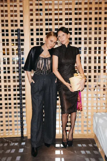 Евгения Медведева с женихом, Стеша Маликова, Елена Летучая и Артемий Лебедев на открытии ресторана Motto Azabu Иванов, Артемий, Мария, Алёна, Михаил, Барышников, Берман, Стеша, Медведева, КушнерКлим, Долидзе, ШипенкоЯн, Яновский, КаминМаксим, ЛиеваПавел, Маргарита, ресторатор, Дмитрий, ЗемскаяМарина, ВикулиныЕкатерина