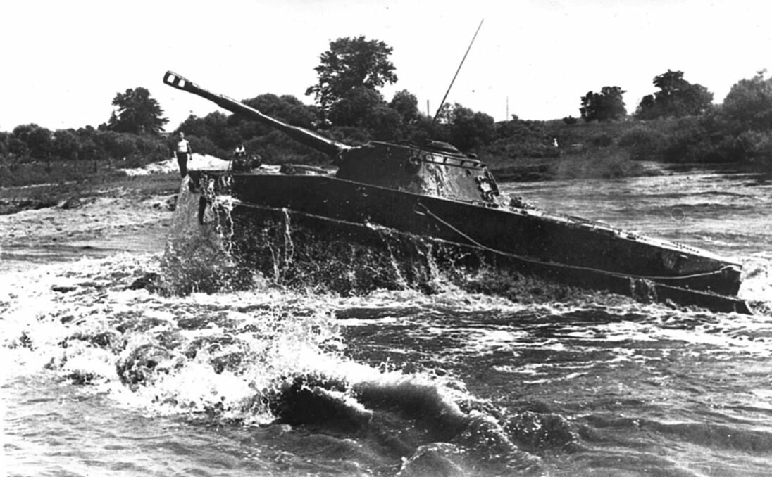 ПТ-76 стал одним из последних танковых проектов, где принял участие знаменитый советский конструктор танков КВ и ИС Жозеф Яковлевич Котин.  Фото "Красная звезда"