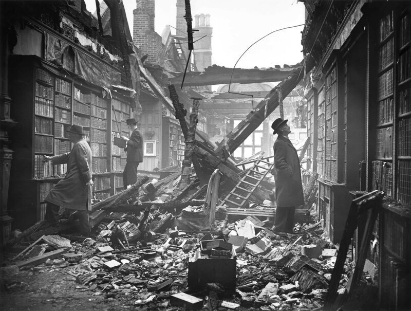 Посетители библиотеки в Голландском Доме вскоре после того, как её разбомбили зажигательными бомбами. Лондон, 23 октября 1940 г. Великая Отечественная Война, архивные фотографии, вторая мировая война