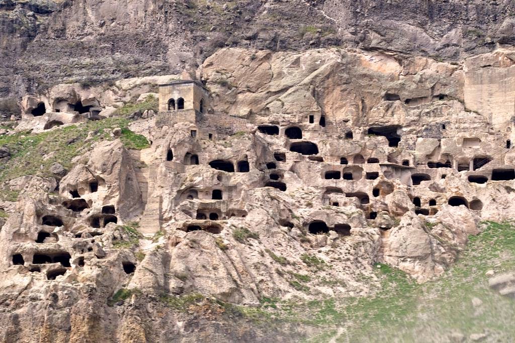 Вардзия - пещерный город царицы Тамары Вардзия - пещерный город царицы Тамары Вардзия ,Грузия,интересное,пещерный город,путешествия