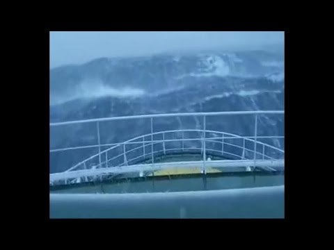 Как выглядит удар тридцатиметровой волны с борта корабля