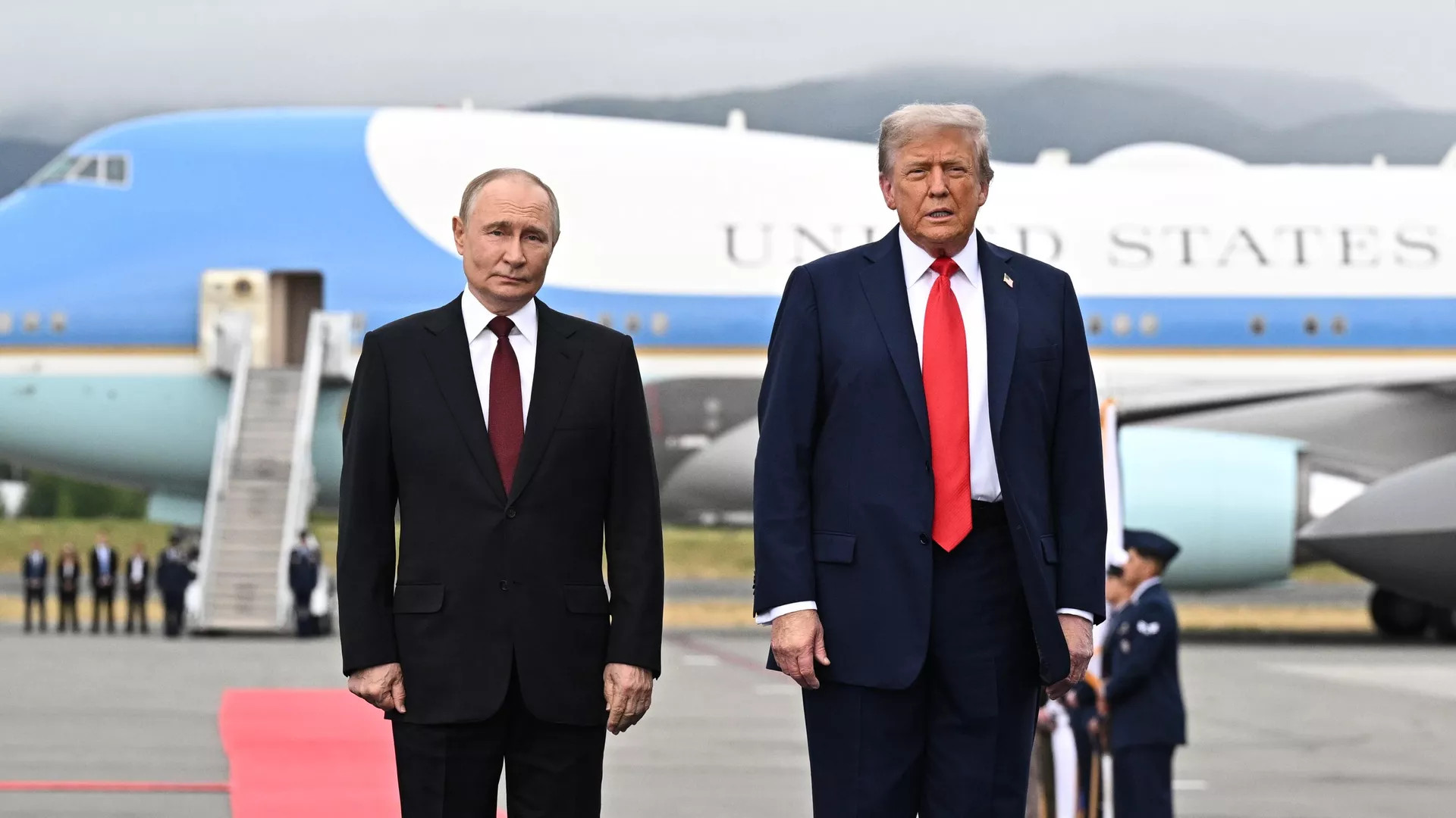 Президент РФ Владимир Путин и президент США Дональд Трамп - РИА Новости, 1920, 16.10.2025