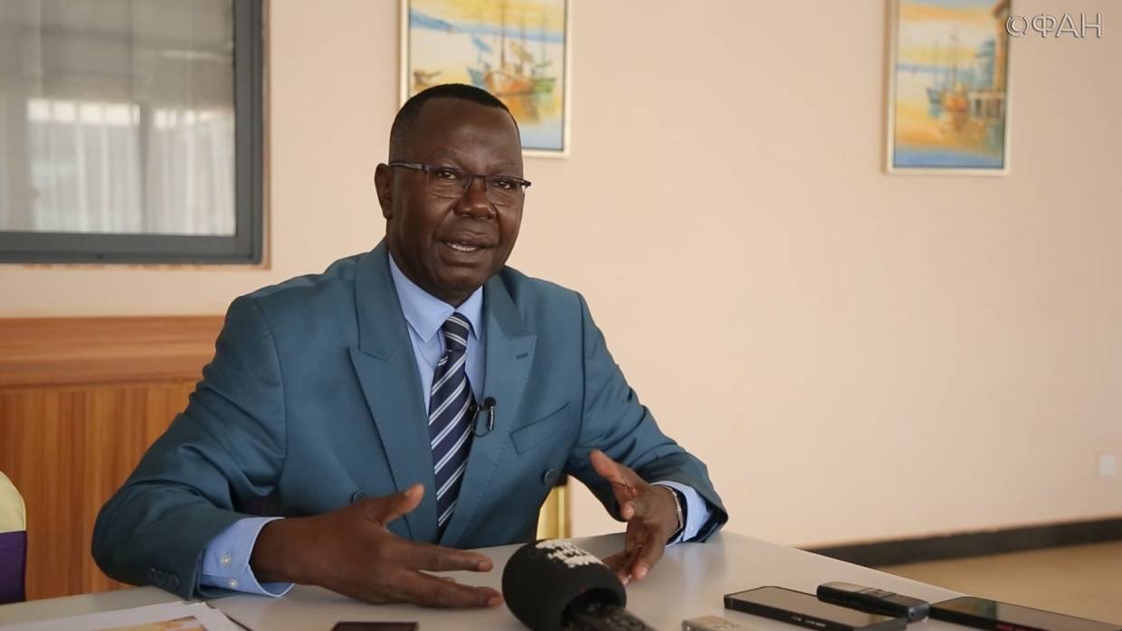 Похороны, митинг и заявления пресс-секретаря президента: репортаж корреспондентов ФАН из ЦАР Похороны, митинг и заявления пресс-секретаря президента: репортаж корреспондентов ФАН из ЦАР Весь мир