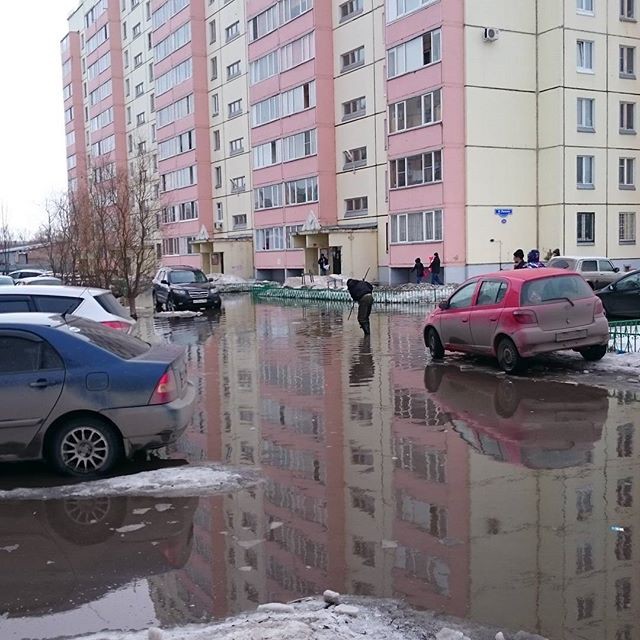 Омские дороги выглядят так, как будто там закончилась не зима, а война