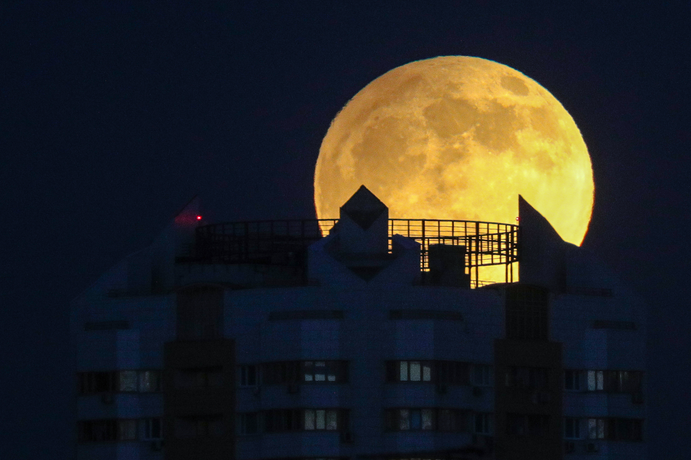 Фальшивая луна читать 4. Фото земли с Луны. Полная Луна фото. Лунное затмение. Фальшивая Луна.