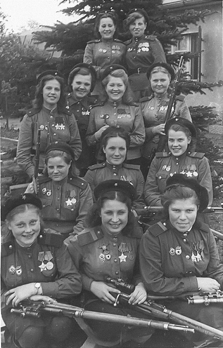 Девушки-снайперы 3-й ударной армии, 1-й Белорусский фронт. 4 мая 1945 года. | Фото: top-antropos.com.