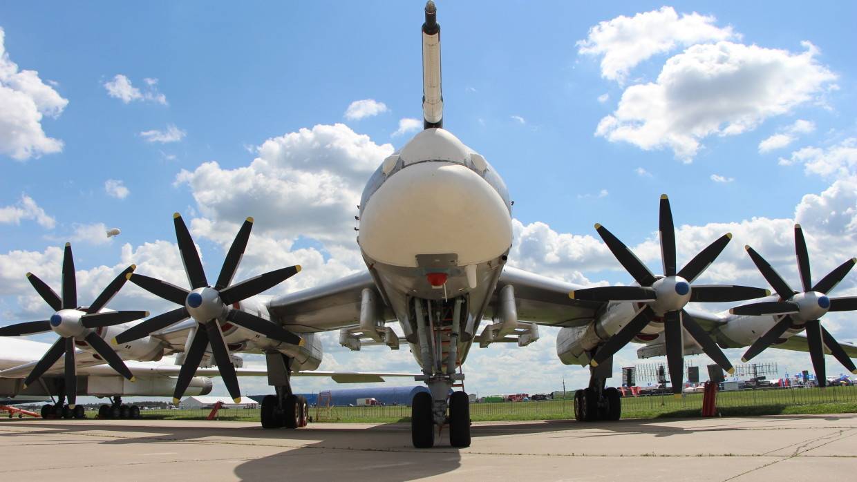 Эффектные кадры воздушной дозаправки российских бомбардировщиков Ту-95МС опубликовали в Сети
