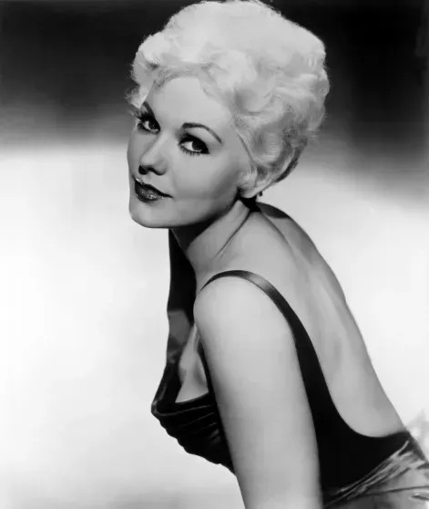 Секс-символ Голливуда Ким Новак выступила против того, чтобы Сидни Суини сыграла её в байопике — потому что та слишком 