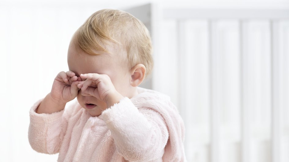 Ребенок трет глаза и капризничает Ребенок трет глаза и капризничает