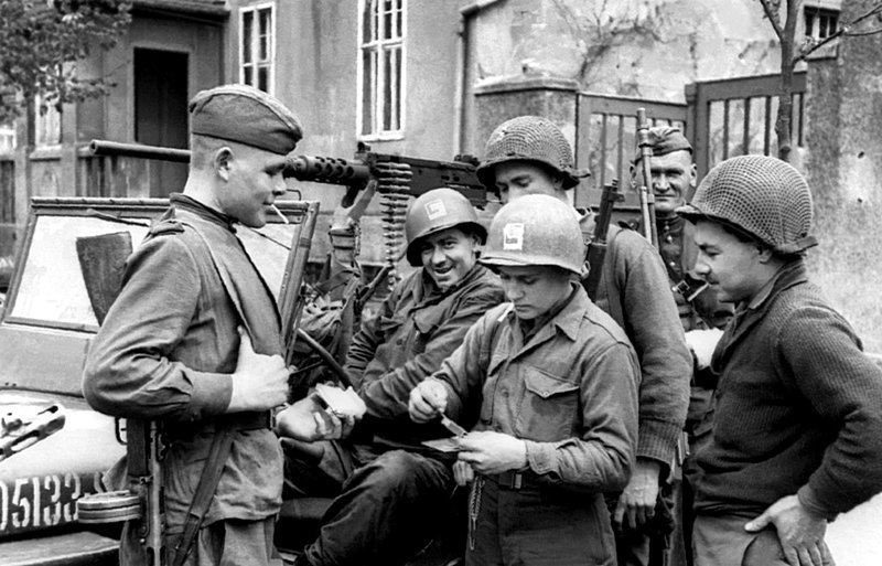 Советские и американские солдаты отдыхают у джипа «Виллис» во время встречи на Эльбе. Великая Отечественная война, СССР, Солдаты моей страны