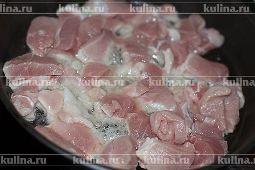Мясо в хлебе Свинину нарезать небольшими кусочками и обжарить до золотистого цвета в сковороде на растительном масле.