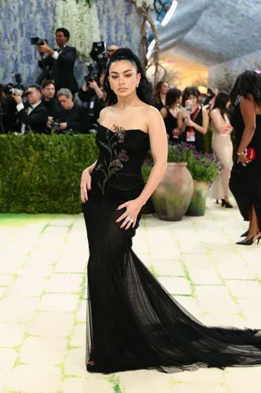 Met Gala — 2026: Кэти Перри, Сергей Брин с возлюбленной, Doja Cat, Лена Данэм на красной дорожке Николь, Кидман, Герелин, возлюбленной, Метрополитенмузее, Уильямс, Vogue, ПерриКэти, Винтур, Санчес, актриса, Лорен, НьюЙорке, благотворительный, вечера, проходит, Винус, Джефф, Безос, планеты