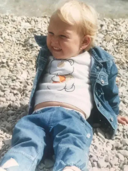 Вера Брежнева показала редкие фото со старшей дочерью по случаю её 25-летия Брежнева, дочерьюСоня, КиперманВера, дочерьюВера, Меладзе, замуж, Брежневой, вышла, удочерил, Михаила, вскоре, России, уехали, супруги, олигарха, Константина, фамилию, через, Киперманом, Кипермана