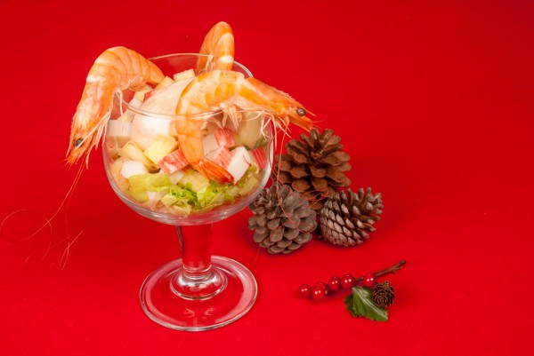 Новогодний салат-коктейль из крабовых палочек и креветок