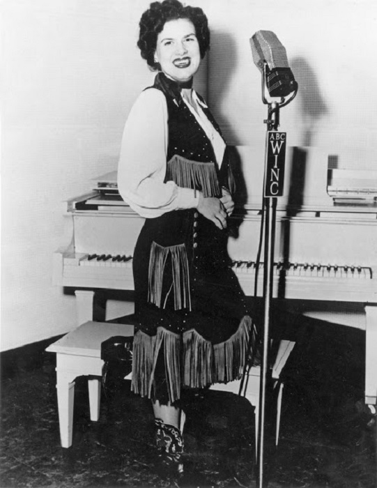 Легендарная исполнительница кантри, за свою недолгую музыкальную карьеру записала более 100 песен.