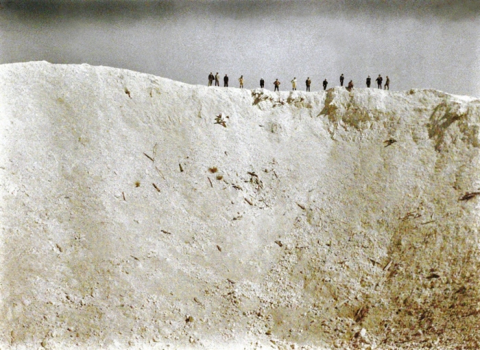 Огромная воронка образовавшаяся в результате мощного взрыва 19 мин установленных под немецкими позициями вблизи Мессинес в Западной Фландрии в 1917 года