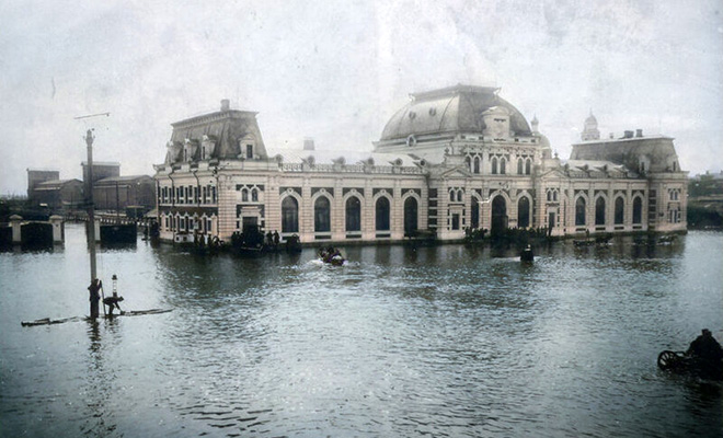 В апреле 1908 года вода в Москве реке поднялась на 9 метров. Редкие цветные фото явления, о котором сегодня не помнят