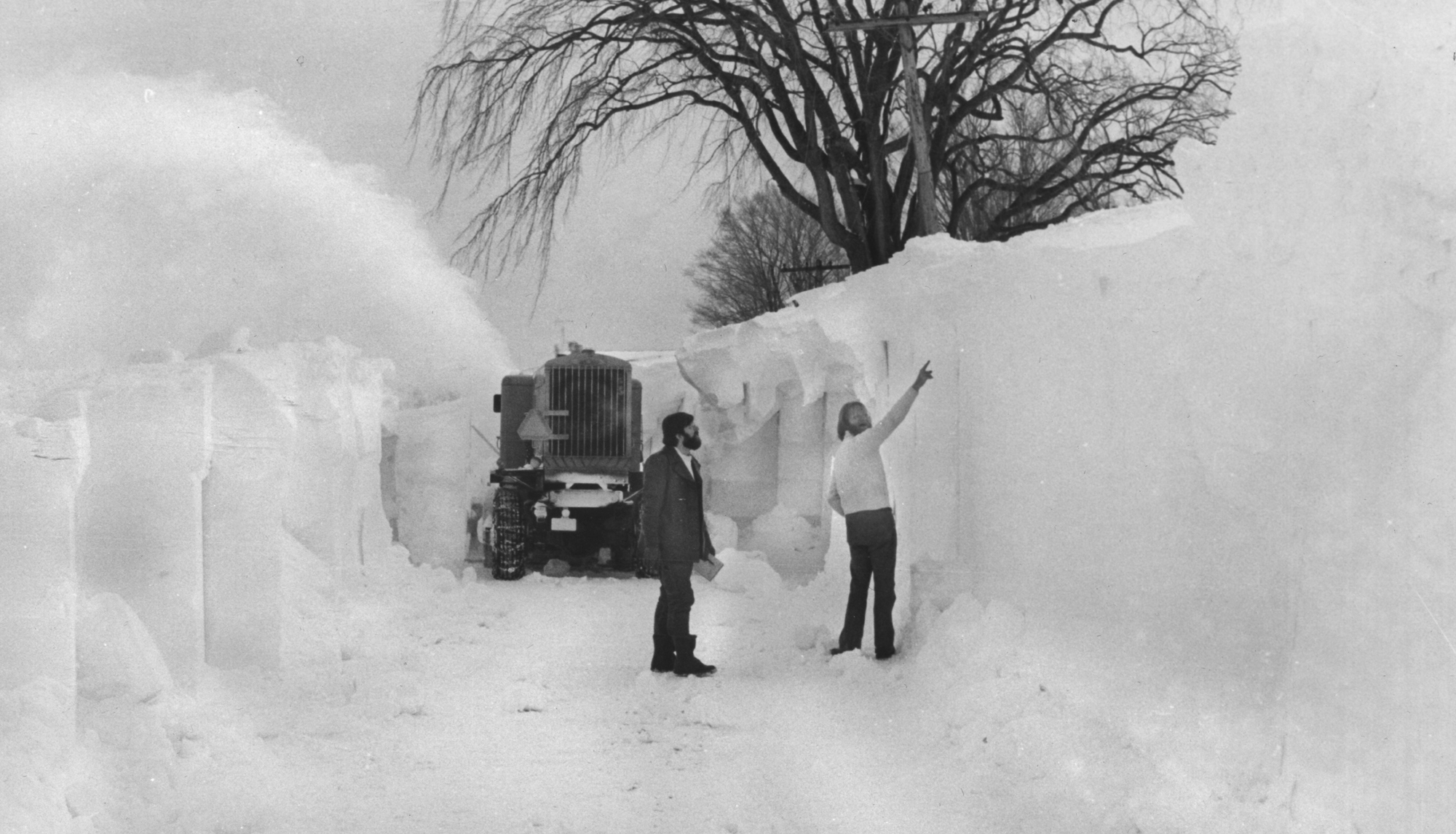 И надрываясь в метелях. Снегопад в Буффало в 1977 году. Снежная метель в Иране в 1972 году. Баффало, США 1977. Снежная буря в США 1977г.