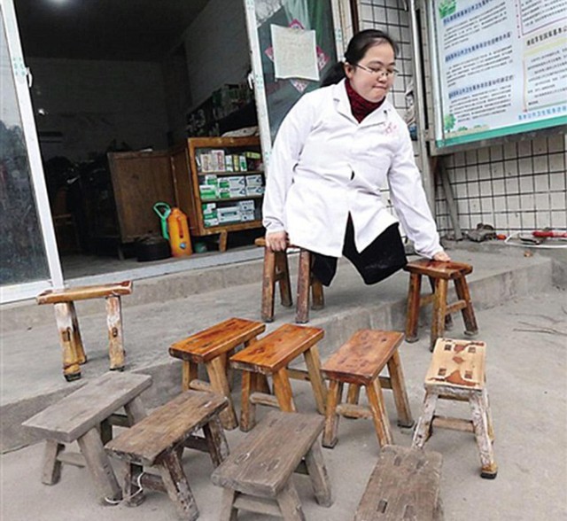  Девушка без ног сносила 30 стульев за 15 лет, работая сельским врачом без ног, врач