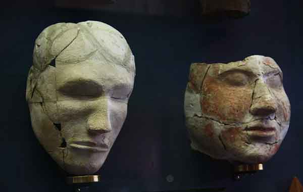 Таштыкские маски из белой глины с выцветшим двухцветным орнаментом.