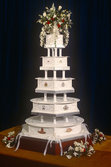Торт-люстра, торт-облако и другие самые впечатляющие свадебные торты знаменитостей Торт-люстра, торт-облако и другие самые впечатляющие свадебные торты знаменитостей хроника, звезды, торты
