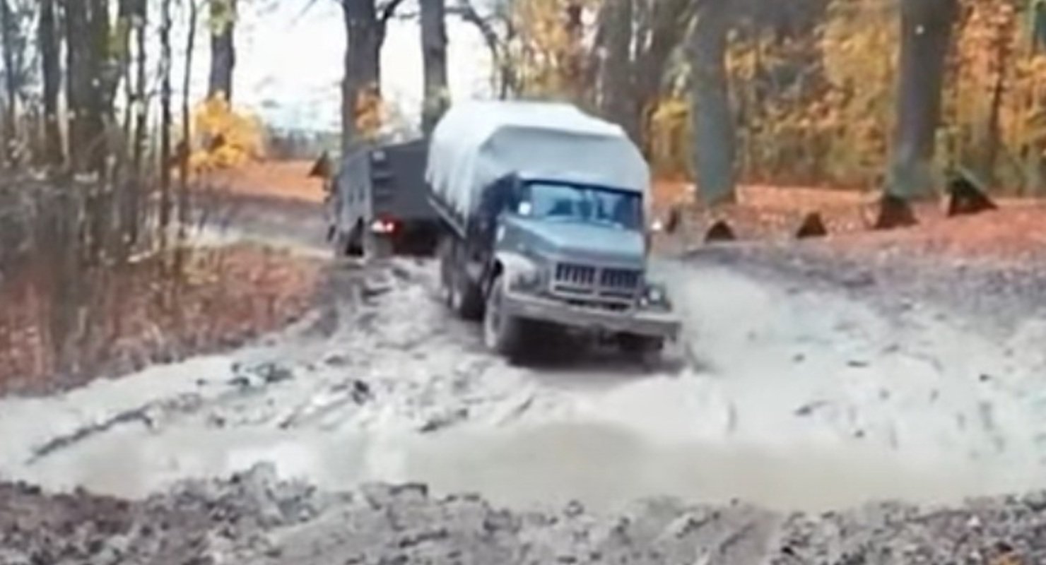 Знаменитые российские грузовики заметили на бездорожье Европы