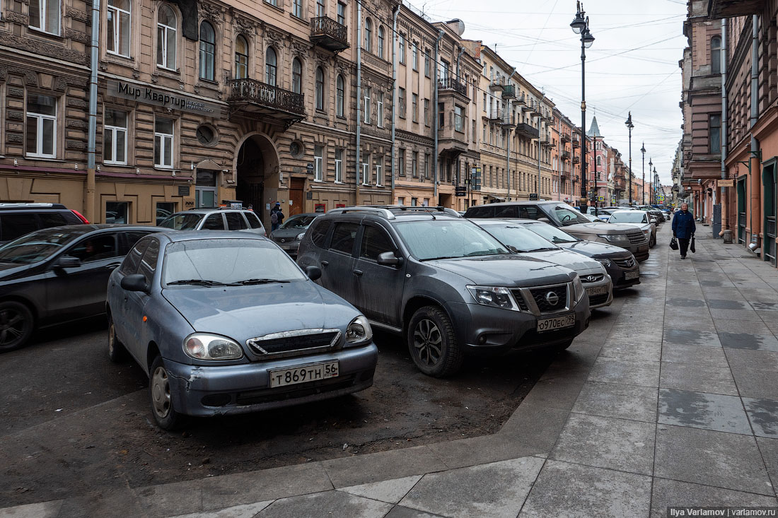 Стоянки петербург. Питер стоянка. Припаркованные машины в центре Питера. Парковка на тротуаре в Питере. Ипшина на парковке Питер.