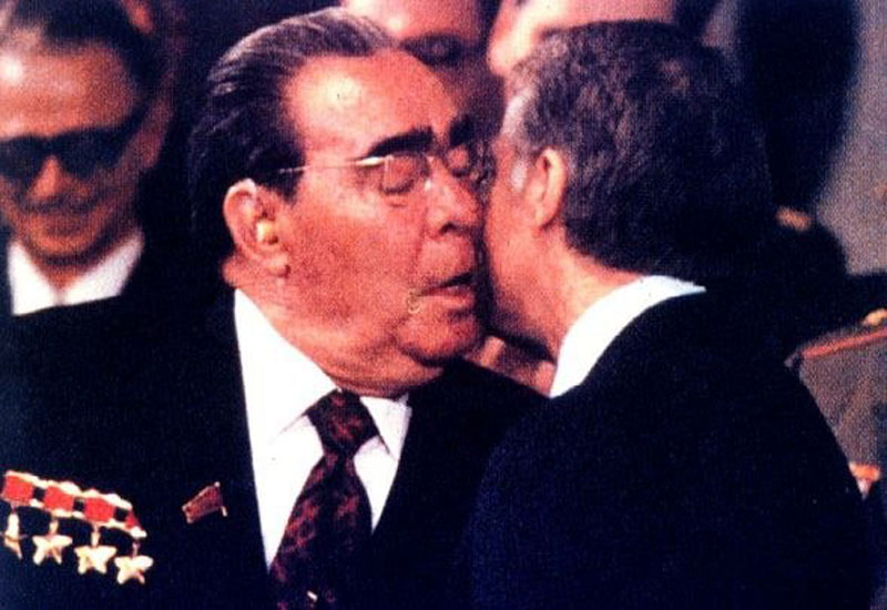 Интересное про силовые поцелуи Брежнева 