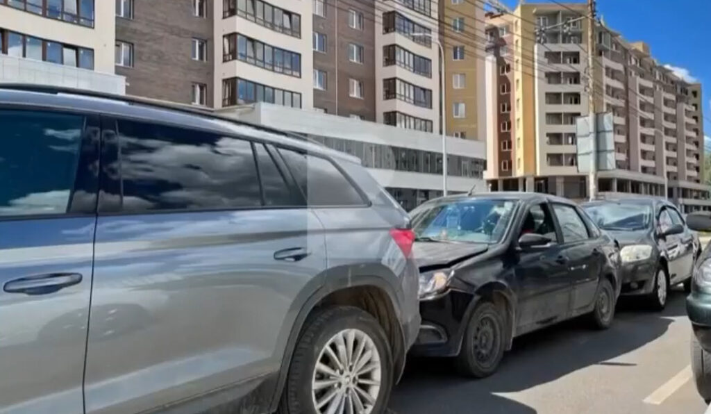 Возле рязанского ТРЦ «Круиз» столкнулись три автомобиля