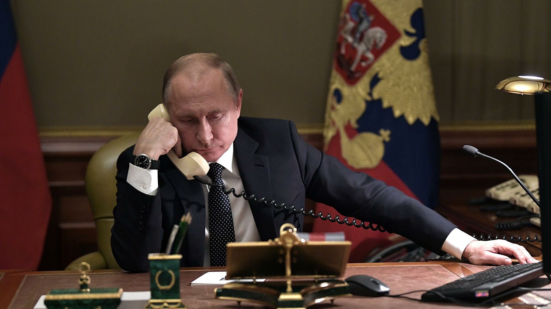 Президент РФ Владимир Путин во время телефонного разговор - РИА Новости, 1920, 12.02.2022