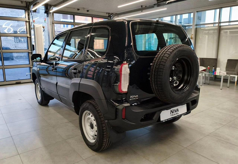Так выглядит самая дешевая Lada Niva Travel с новым мотором: внедорожник за 1,39 млн рублей показали на живых фото