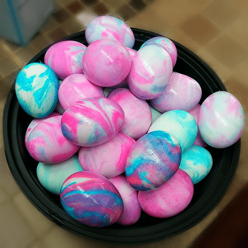 Невероятно красивая мраморная окраска яиц с помощью пены для бритья декор,мастер-класс