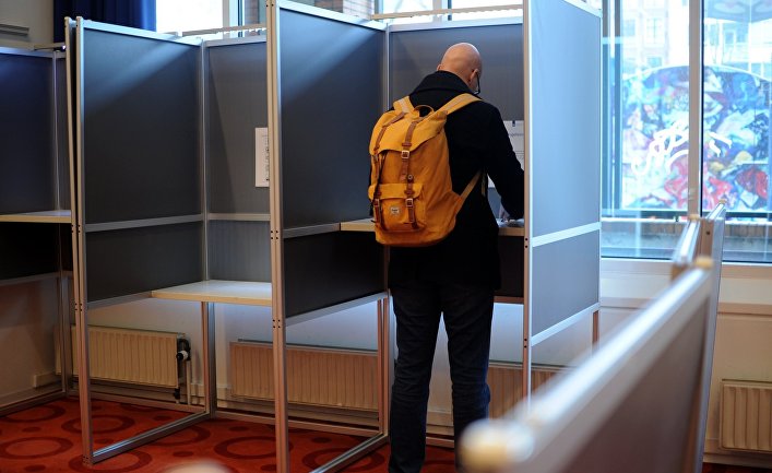Избиратели во время голосования об ассоциации Украины с ЕС в Амстердаме