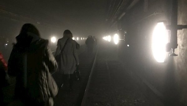 Эвакуация людей во время взрыва в метро Брюсселя. 22 марта 2016