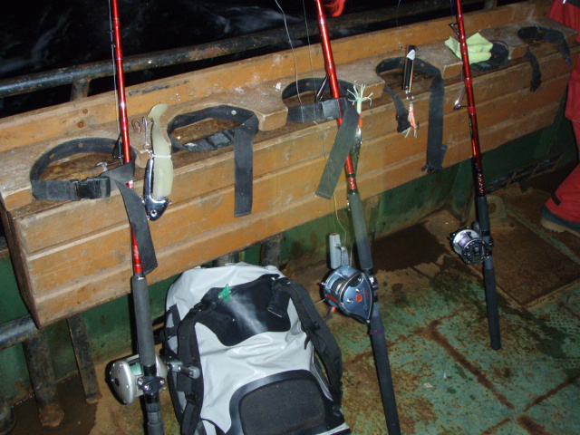 Морские спиннинги, готовые к рыбалке, на переходе к местам лова.